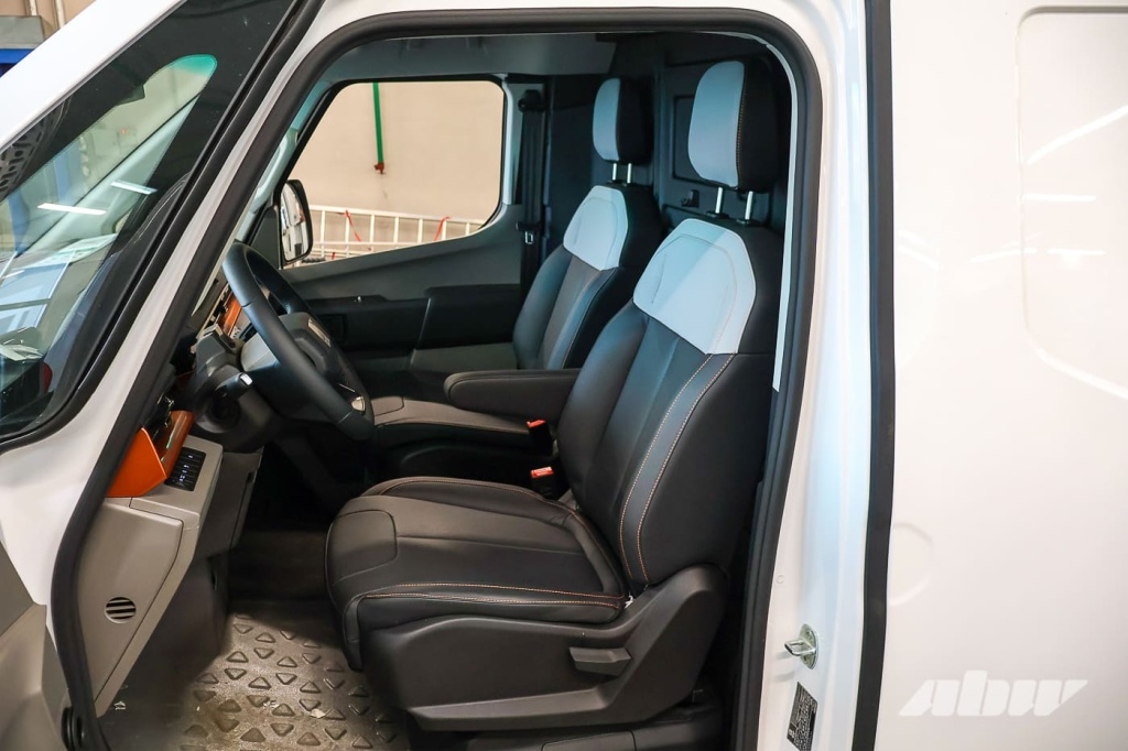 Кожаные сиденья с боковой поддержкой в кабине водителя Farizon SuperVAN