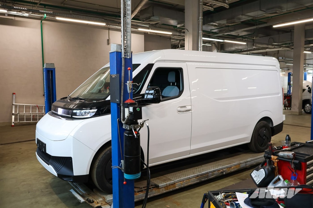Локализованный электрический фургон Farizon SuperVAN на подъемнике в сервисном центре дилера ПарадАвто