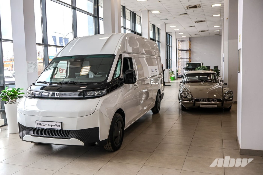 Новый электрофургон Farizon SuperVAN белого цвета в шоуруме автоцентра в Минске