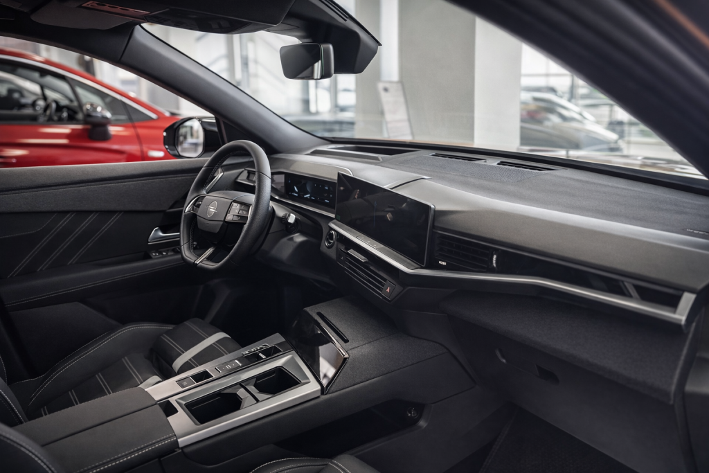 Современная мультимедийная система и консоль управления Opel Grandland