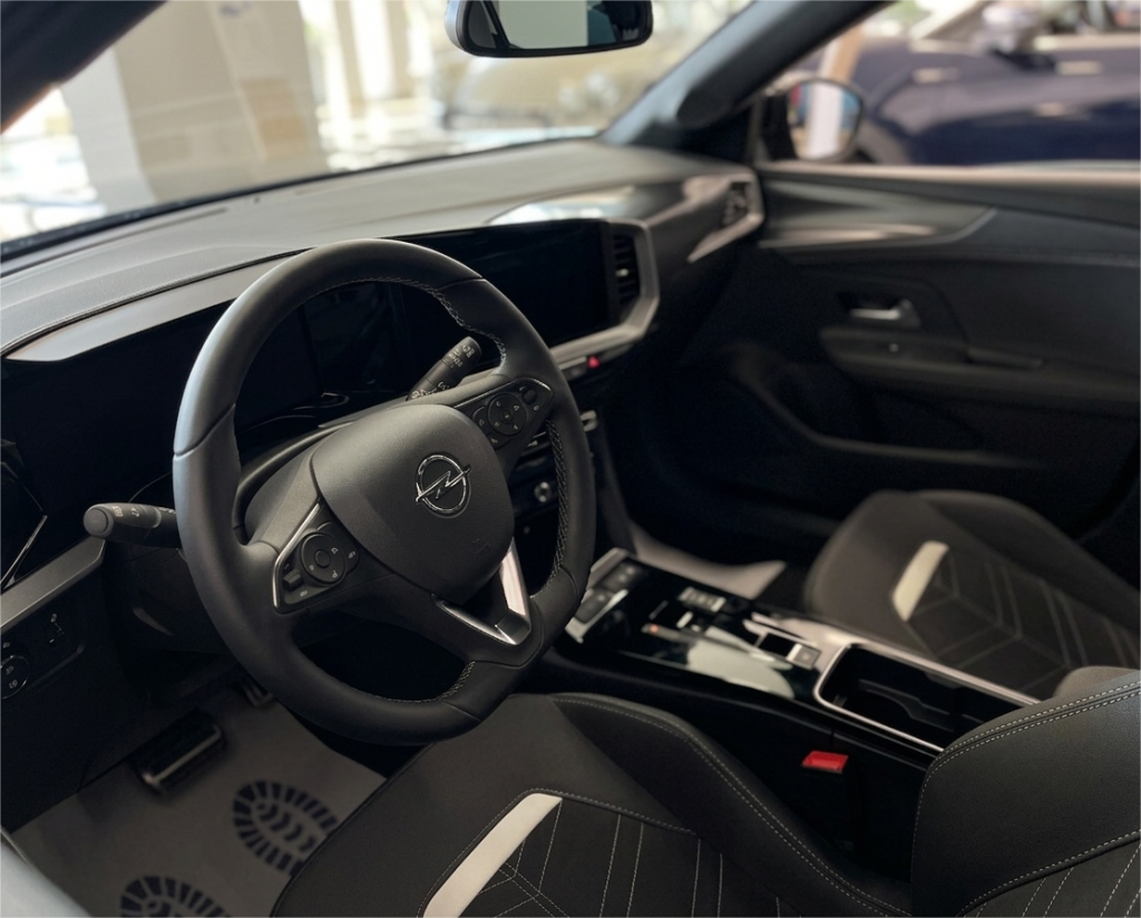 Цифровая приборная панель и эргономичный салон нового Opel Mokka