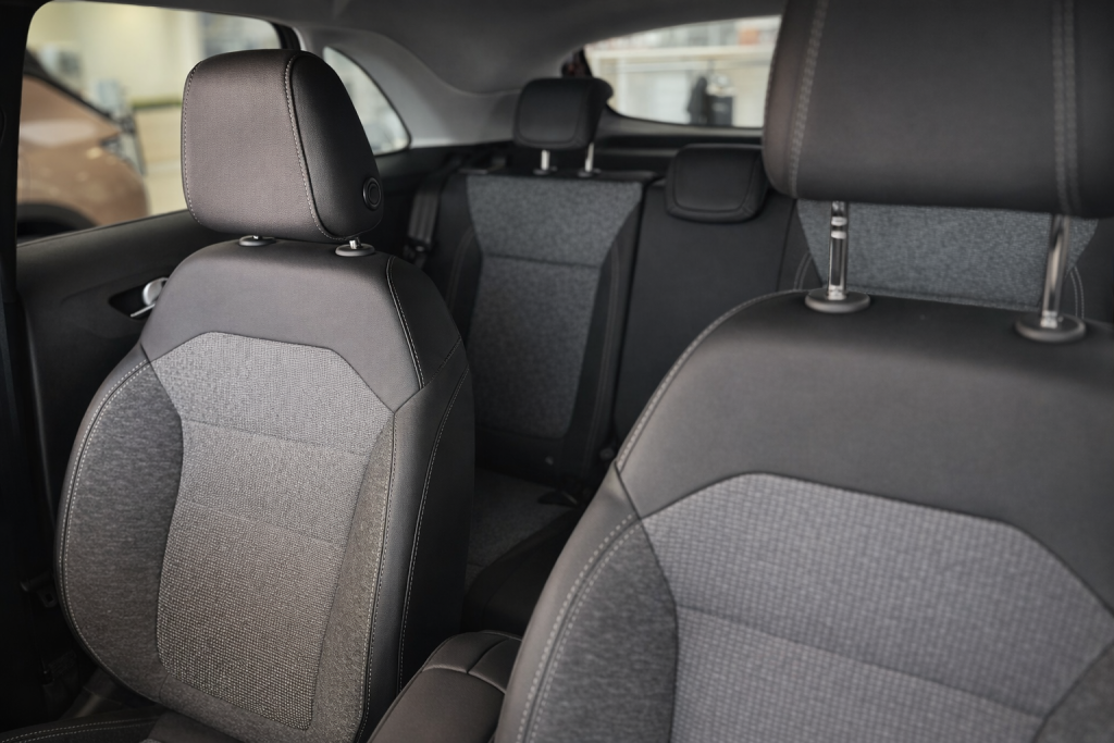 Просторный задний ряд сидений кроссовера Opel Crossland