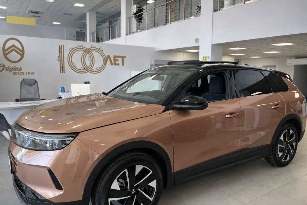 Большой семейный кроссовер Opel Grandland бронзового цвета в шоуруме