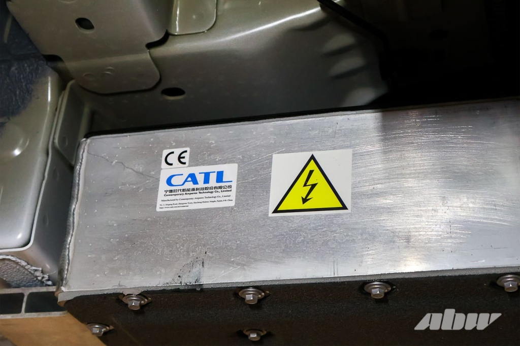 Разъем зарядки европейского стандарта CCS2 на кузове Farizon SuperVAN