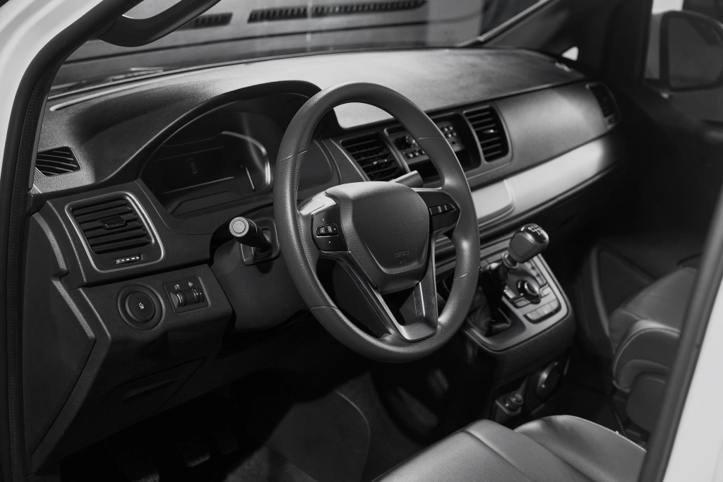 Фургон AVIOR G10 — боковой вид, открытая сдвижная дверь